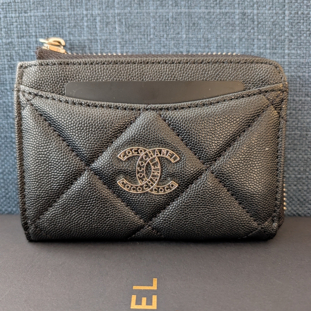 GWP/VIP CHANEL Black Quilted Card Holder